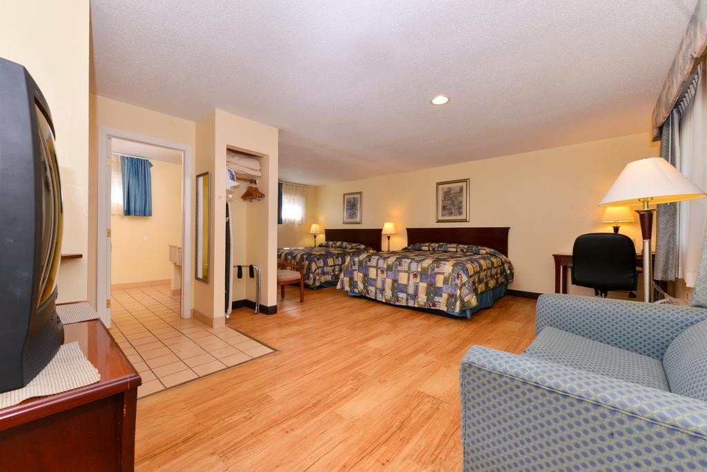 Tower Inn And Suites Of Guilford / Madison Exteriör bild