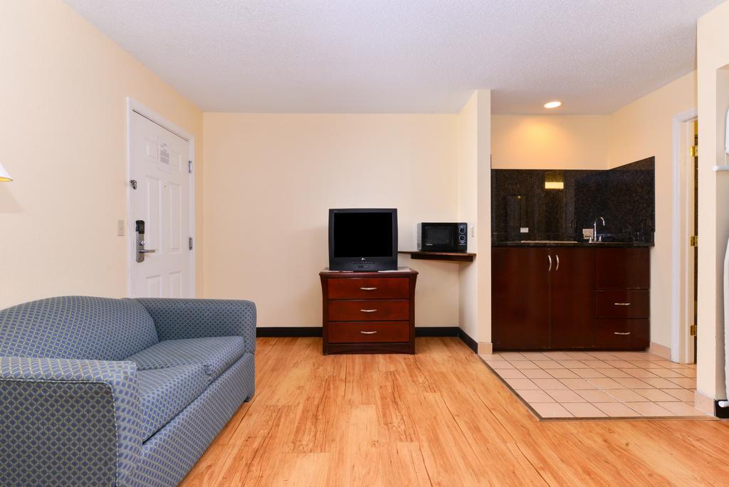 Tower Inn And Suites Of Guilford / Madison Exteriör bild