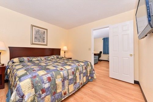 Tower Inn And Suites Of Guilford / Madison Exteriör bild