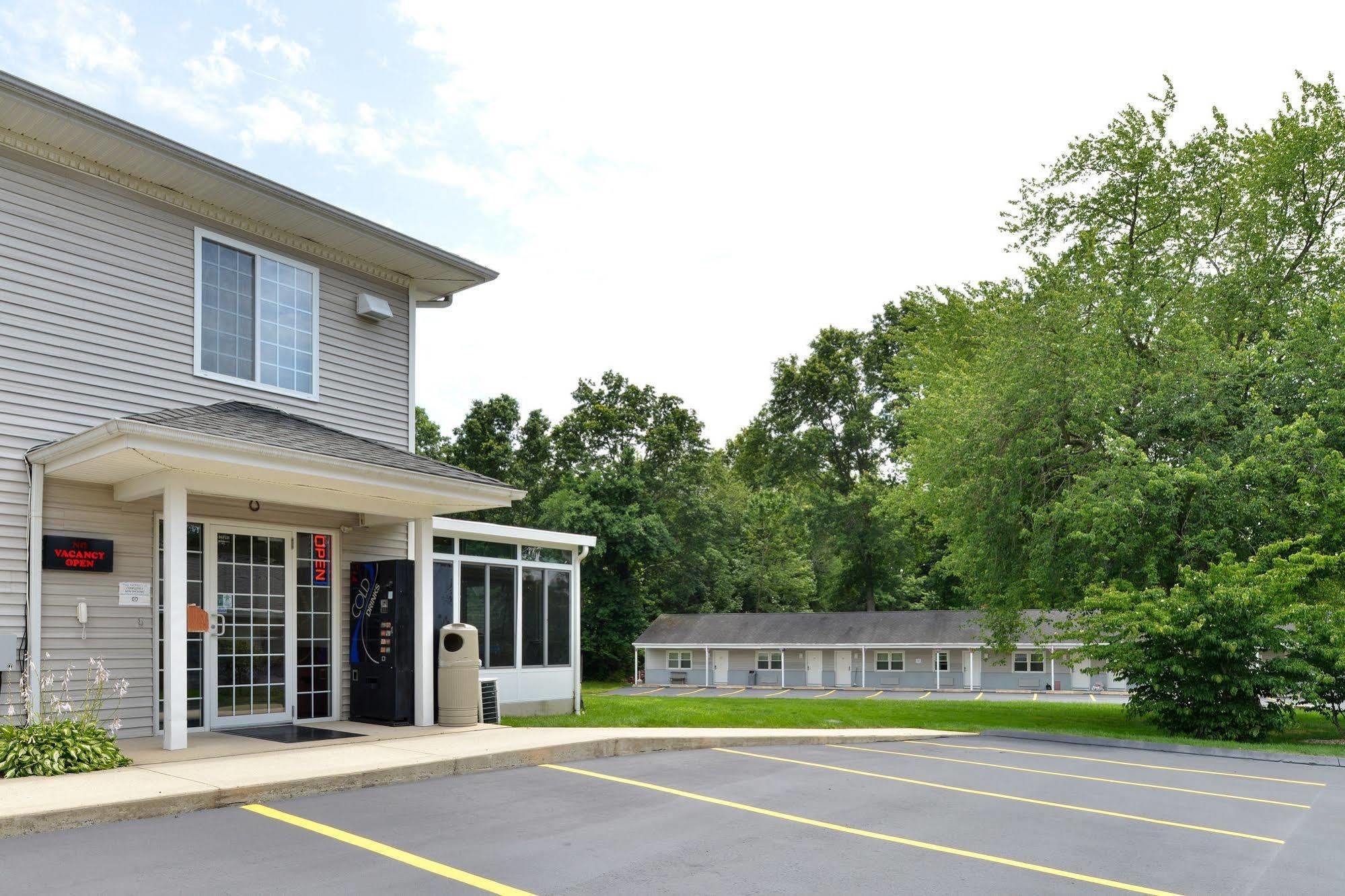 Tower Inn And Suites Of Guilford / Madison Exteriör bild