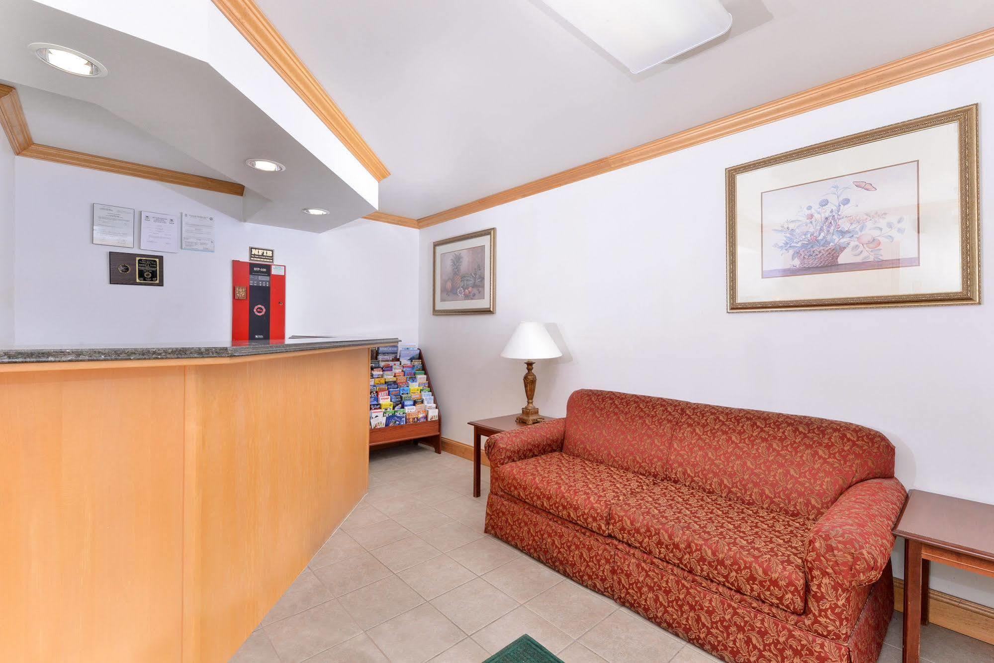 Tower Inn And Suites Of Guilford / Madison Exteriör bild