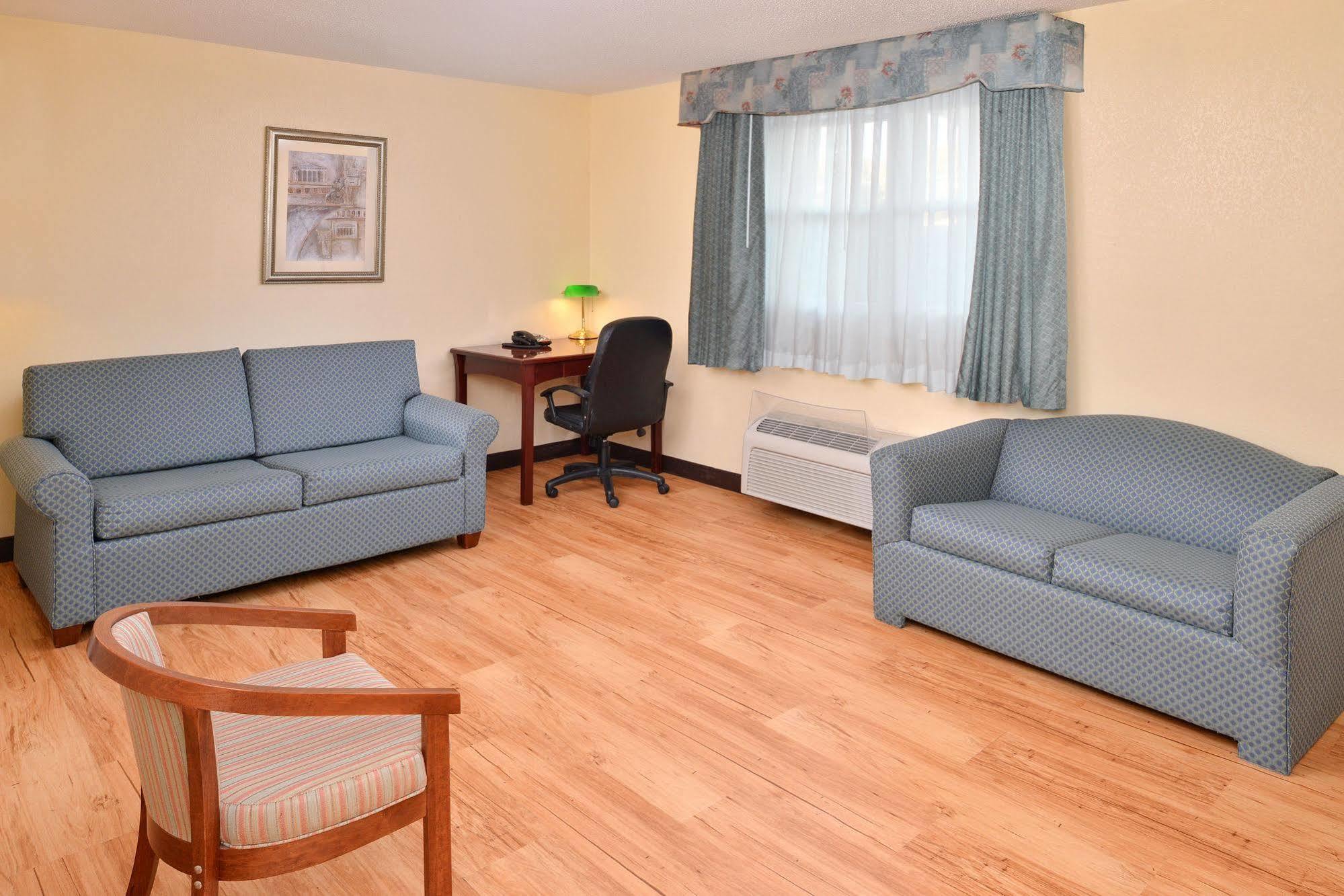 Tower Inn And Suites Of Guilford / Madison Exteriör bild