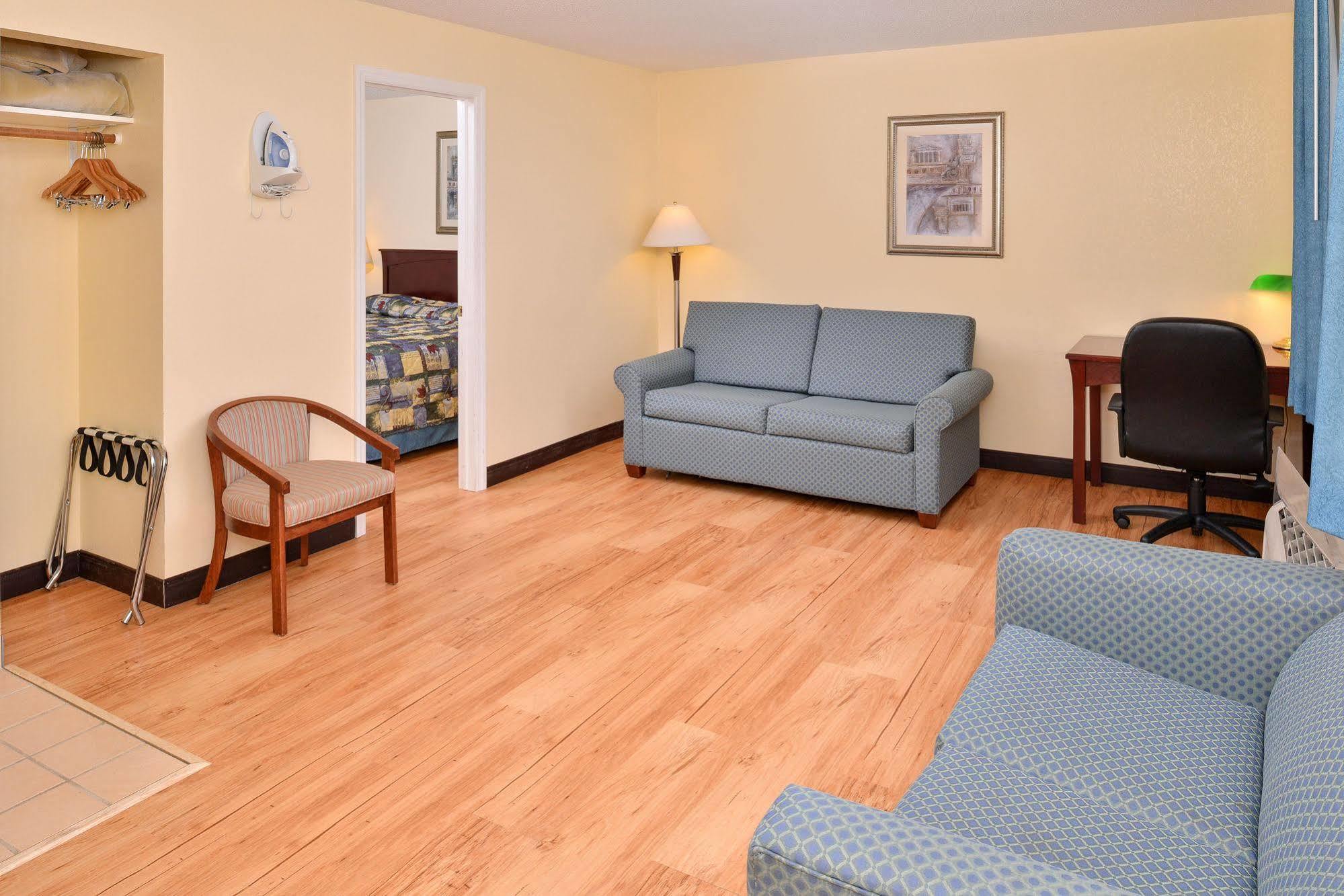 Tower Inn And Suites Of Guilford / Madison Exteriör bild